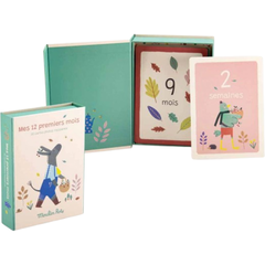 Cartões Meus Primeiros 12 Meses Pomme des Bois da Moulin Roty, com caixa aberta mostrando cartões ilustrados para registrar fases do bebê.