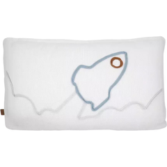 Almofada de tricô bordada Apollo, retangular e branca, com desenho de foguete azul e detalhes em marrom, ideal para decoração de quarto infantil ou de bebê.