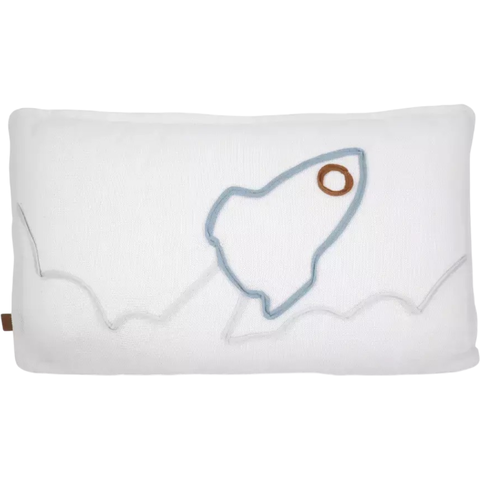 Almofada de tricô bordada Apollo, retangular e branca, com desenho de foguete azul e detalhes em marrom, ideal para decoração de quarto infantil ou de bebê.