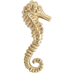 Puxador de latão em formato de cavalo-marinho Pippa Seahorse da marca Doing Goods, ideal para decoração de móveis.