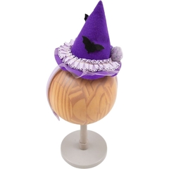 Tiara infantil com chapéu de bruxinha roxo decorado com morcego preto, detalhe de babado branco e pompom, ideal para fantasia de Halloween da marca Minibossa.
