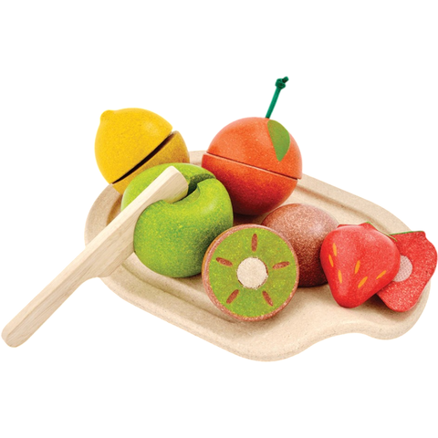 Kit de frutas sortidas de brinquedo em madeira Plan Toys, incluindo maçã, morango, kiwi, limão e laranja, em uma bandeja com faquinha infantil.