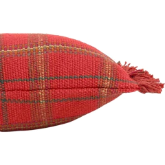 Almofada retangular vermelha bordô com textura de tear e detalhe de franja na ponta, modelo Lorena Canals 25 x 40cm.