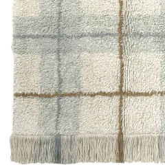 Tapete lavável tartan na cor sálvia azul 140 x 190cm da Lorena Canals com padrão xadrez e franjas na borda