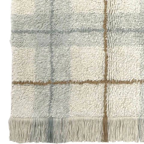 Tapete lavável tartan na cor sálvia azul 140 x 190cm da Lorena Canals com padrão xadrez e franjas na borda