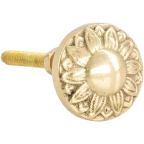 Puxador de latão Solange da marca Doing Goods com detalhe decorativo em formato de flor, ideal para móveis e objetos decorativos.