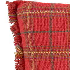 Detalhe da Almofada Tear Vermelho Bordô 25 x 40cm da Lorena Canals, com textura artesanal e franjas nas bordas