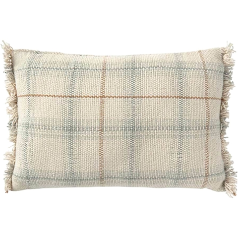 Almofada retangular Tear Sálvia Azul 25 x 40cm da Lorena Canals, com estampa xadrez em tons suaves e franjas nas laterais, ideal para decoração de quartos e ambientes infantis.