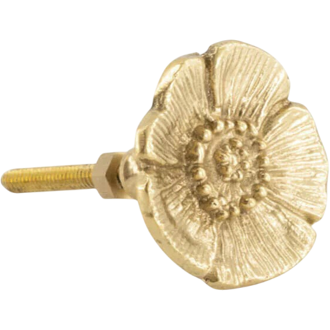 Puxador de latão em formato de flor Mia Poppy da marca Doing Goods, ideal para decoração de móveis.