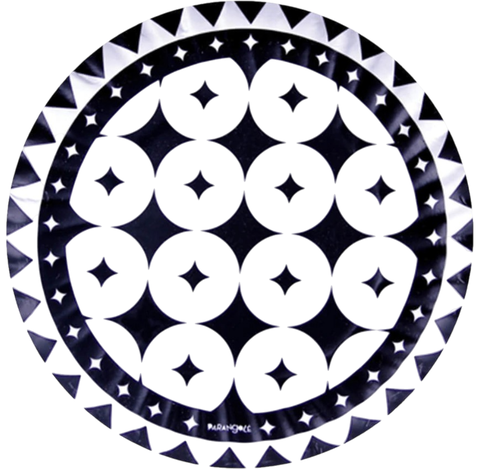 Prato de papel preto com estampa geométrica branca, ideal para festas temáticas como Halloween, piratas, cowboy ou cavaleiro medieval, pacote com 8 unidades da marca Parangolé.