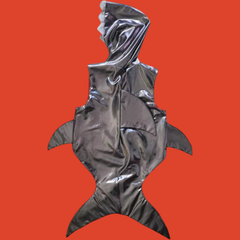 Colete infantil fantasia de tubarão prateado com capuz e cauda listrada vermelho e branco, da marca Minibossa.