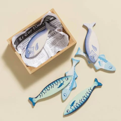 caixa-de-madeira-com-peixes-do-mercado-le-toy-van