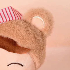 Boneco de pelúcia Ursinho com Pijama de Natal Metoo, vestido com pijama listrado vermelho e branco e gorro combinando, ideal para presentear no Natal.