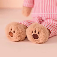 Boneco de pelúcia Ursinho com Pijama de Natal Metoo, vestido com pijama listrado vermelho e branco e gorro combinando, ideal para presentear no Natal.