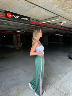 JOGGER VERDE TIRAS ROSA