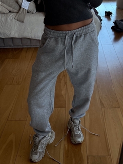 JOGGER NOLITA GRIS CON PUÑO en internet