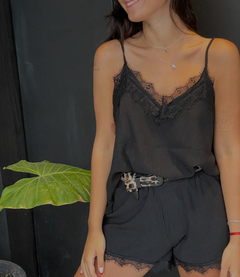 MUSCULOSA LENCERA NEGRA