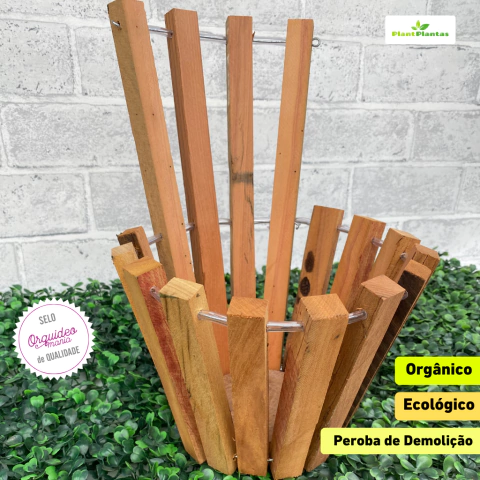 Cachepot oval de parede em madeira de peroba de demolição, com altura total de 30 cm, apresentando um design rústico e ecológico. ideal para Orquídeas.