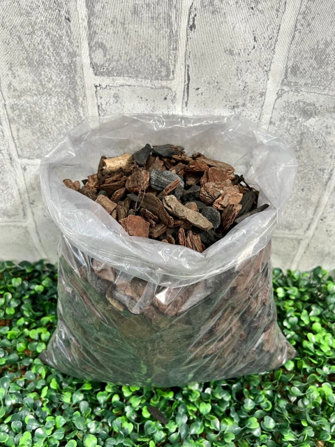 Mix de Casca de Pinus e Carvão "Grande" - Tratado e Resistente (Pacote 1.2 kg)
