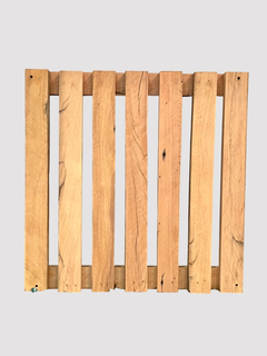 Cachepô de madeira peroba de demolição, medindo 30x30 cm, ideal para orquídeas de grande porte.