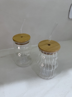 VASO VIDRIO CON BOMBILLA ONDAS 500 ML - Brothers Home Deco
