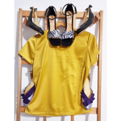 Remera con bolsillo de seda mostaza