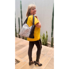 Remera con bolsillo de seda mostaza - comprar online