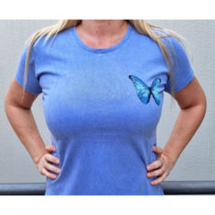 Remera estampada mariposa azul