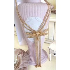 Collar largo libélula escote V