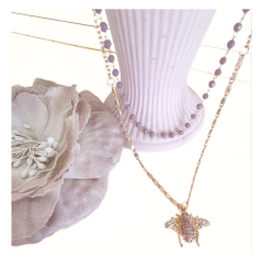 Collar corto doble abeja lila - comprar online