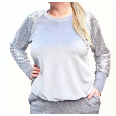 Buzo plush gris mangas tul de lentejuelas plata