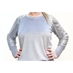 Imagen de Buzo plush gris mangas tul de lentejuelas plata