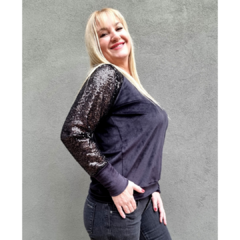 Buzo plush negro mangas tul lentejuelas