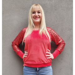Buzo plush rojo mangas tul de lentejuelas