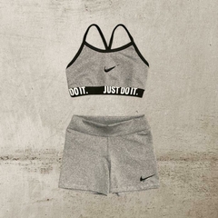 Conjunto Biker gris con tiras Nike