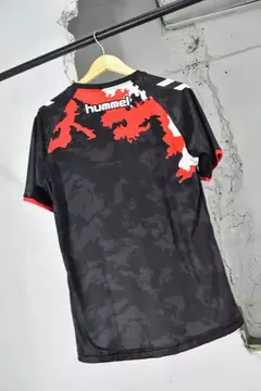 Remera Pre Match Chacarita Negra Hummel 2024 - Tienda Ascenso