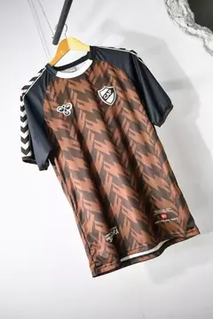 Remera Pre Match Platense Hummel Marrón 2024