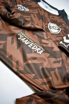 Imagen de Remera Pre Match Platense Hummel Marrón 2024