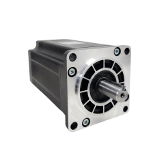 Motor de passo trifásico com design robusto e eixo exposto, ideal para aplicações que exigem precisão e controle de movimento.