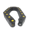 Esteira porta cabos fechada, modelo 35x50x1000mm, com detalhes em amarelo.