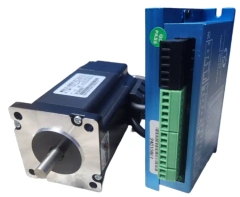 Motor de passo NEMA 23 com encoder, apresentando a unidade do motor e o controlador em conexão.