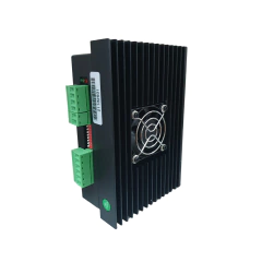 Driver digital para motor de passo DM860A com conectores e dissipador de calor.