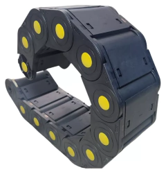 Esteira porta cabos fechada com medidas de 55x100x1000mm, destacando seu design funcional e conectores amarelos.