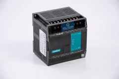 Controlador lógico programável (CLP) T16S0T com 8 entradas e 8 saídas transistor, 2 saídas de 200kHz. Ideal para controle de alta velocidade e sistemas de automação avançados