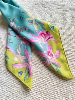 Pañuelo Orquídeas mostaza y verde 48x48 en internet