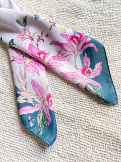 Pañuelo Orquídeas Azul 48x48 - Santa Constancia