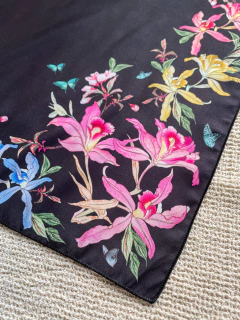 Pañuelo Orquídeas negro 48x48