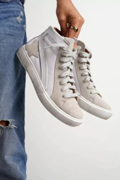 NEEDY WHITE en internet