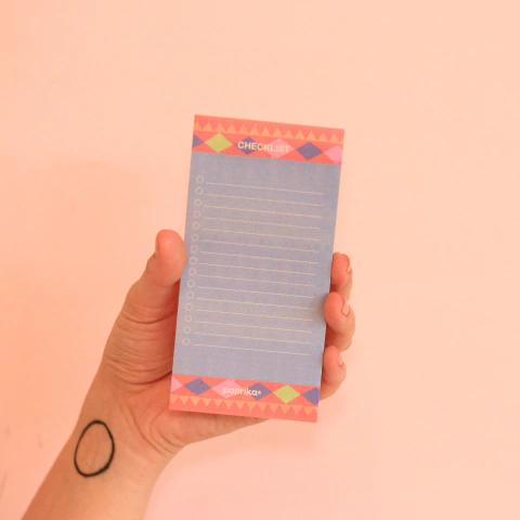 Notas adhesivas tipo checklist con diseño colorido y geométrico