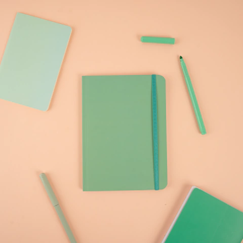 Cuaderno tapa blanda con diseño verde de 14x19 cm 